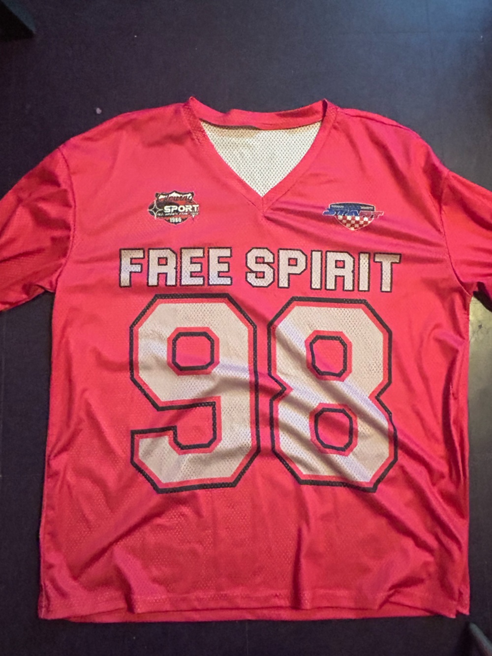 SHEIN Red 'FREE SPIRIT' Kids' Sports Jersey with 98 Graphic